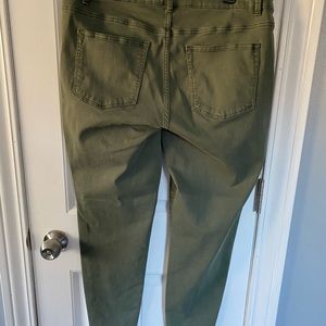 Maurice’s Size 18W Short Jeggings. Olive Green.